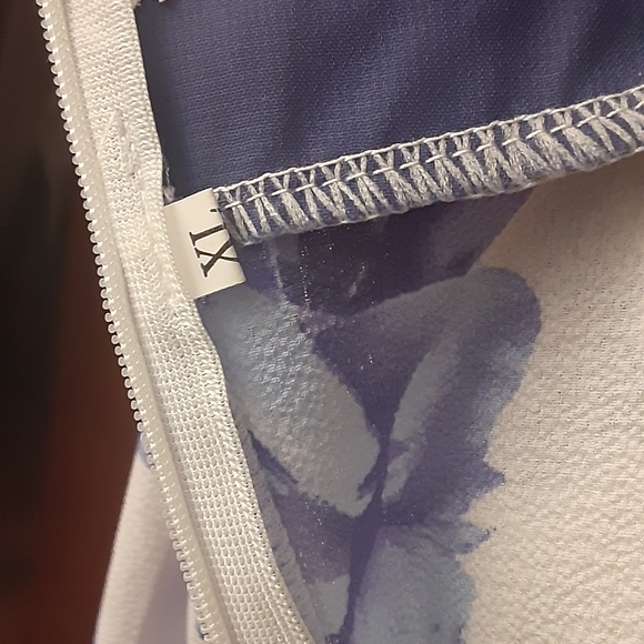 Floral V-neck Maxidress - Picture 6 of 8